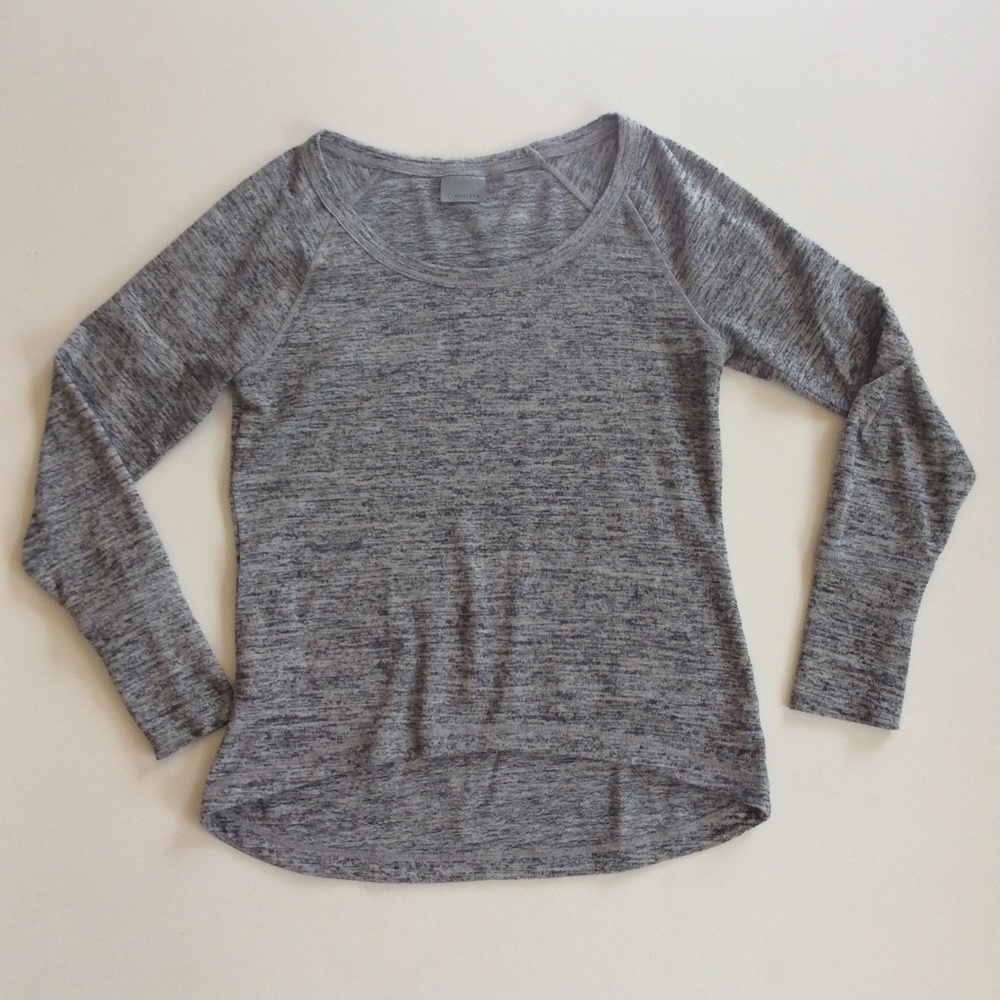Athletes sweater/top.